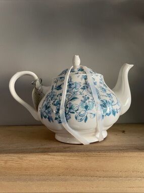Crofton Floral Toile Teapot- Blue and White Aldi
